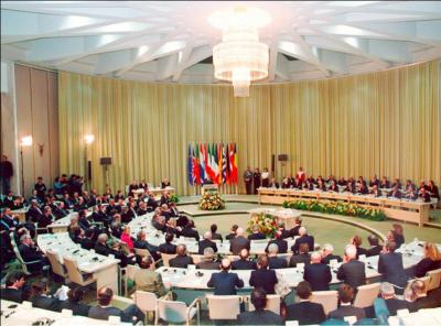 En quelle année le Traité de Maastricht, par lequel la Communauté économique européenne devient Union européenne est-il signé?