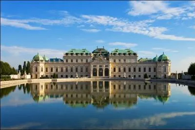 La même année, quels pays adhèrent-ils à l'Union européenne?