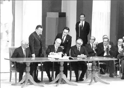 Quel pays adhère t-il à la Communauté économique européenne en 1981?