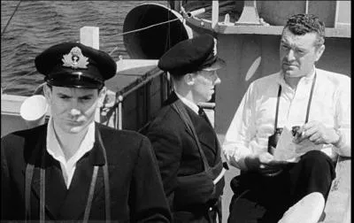 C'est un film britannique de 1953, réalisé par Charles Frend, avec Jack Hawkins, Donald Sinden, John Stratton. Ce film relate la lutte d'un équipage anglais contre les sous-marins allemands. Mais on se demande qui est l'ennemi, la mer ou les sous-marins. Quel est ce film ?