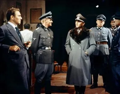Ce film est sorti en 1966, il a été réalisé par Terence Young, avec Christopher Plummer, Romy Schneider, Gert Fröbe, Yul Brynner. Le héros, perceur de coffre-fort anglais, décide de trahir son pays. Mais est-il un traître ? C'est ce qu'il veut faire croire aux nazis. Quel est ce film ?