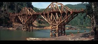 Ce film est sorti en 1952, il a été réalisé par David Lean, avec William Holden, Alec Guinness, Sessue Hayakawa, James Donald. On parle d'un camp de prisonniers de guerre en Birmanie, d'anglais forcés à réaliser une construction nécessaire à l'invasion japonaise. N'oublions pas la musique doublée de sifflements. Quel est ce film ?