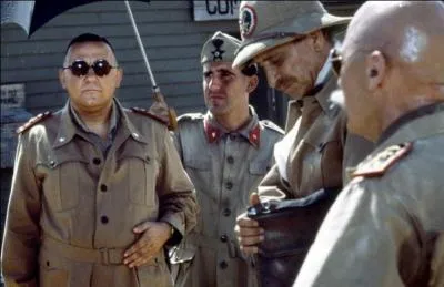 Sorti en 1985, c'est un film franco-italien de Dino Risi avec Coluche, Beppe Grillo, Fabio Testi, Bernard Blier Un médecin militaire (psychiatre) essaye de comprendre un officier quelque peu perturbé. C'est un film dramatique. A vous de trouver ce film.