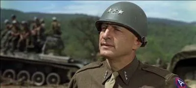 Sorti en 1970, c'est un film réalisé par Franklin J. Schaffner, scénario d'Omar Bradley, Francis Ford Coppola et d'autres, avec George C. Scott, Karl Malden. C'est l'histoire d'un général vraiment atypique, féru d'histoire, croyant en la réincarnation et ayant un comportement parfois « border-line ». Quel est ce film ?