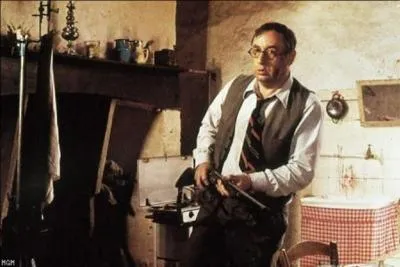 Film sorti en 1975, il a été réalisé par Robert Enrico, avec Philippe Noiret, Romy Schneider, Jean Bouise, Joachim Hansen. Une famille massacrée, une vengeance, une arme ancienne, cela devrait suffire pour trouver le nom de ce film remarquable !