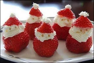 Aussi trognons que délicieux, et si faciles à faire, voici les petits Pères Noël, qui sont faits de fraises et de... ?