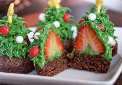 Un tout petit peu compliqué, il faut différents ingrédients et de la minutie, voici encore un adorable dessert de Noël. Sous quoi se cache la fraise pointue ?