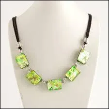 J'ai une feuille sur ma tête et j'ai comme un petit collier vert autour de mon cou. Qui suis-je?