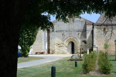 Quelle est cette abbaye de la commune d'Archigny aujourd'hui en ruine qui doit son nom à son fondateur?