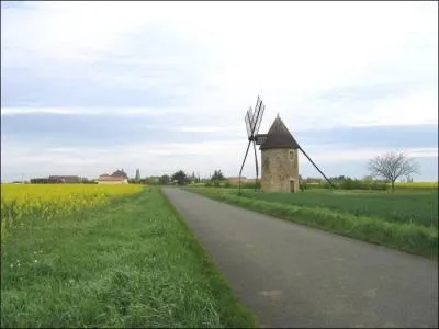 Quel est ce moulin visible à Cherves datant de la fin du dix-septième, qui tombait en ruine et fut restauré en 1972 par la dynamique association des "Gens de Cherves"?