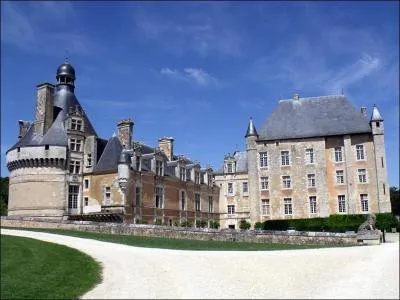 Au bord de quel cours d'eau pourrez-vous admirer le splendide château de Touffou?