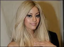 Qui est cette ravissante femme?