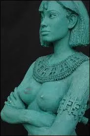 Qui est cette femme "pharaon" dont le règne se caractérise par la construction d'un temple magnifique et ayant organisé une expédition en pays de Pount ? Elle en ressort glorifiée.