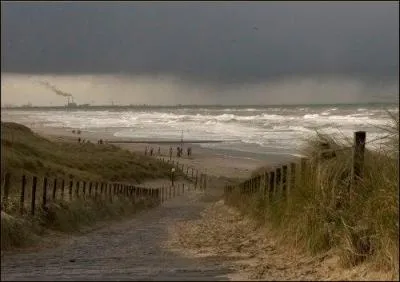 Quelle mer entre dans la chanson de Jacques Brel "Le plat pays" ?