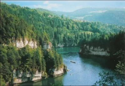 Dans quel pays le Doubs prend-il sa source?