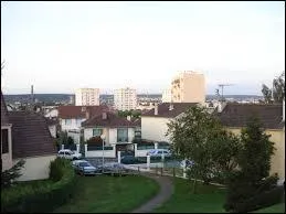 Nous sommes à Mantes-la-Ville, ville francilienne située dans le département ...