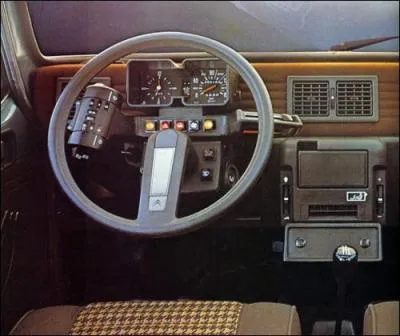 "Star wars" a donné de l'inspiration à un constructeur. Quel véhicule avait son instrumentation style vaisseau de l'espace?