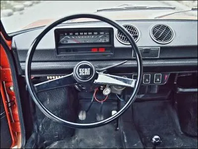 A qui appartient ce tableau de bord dépouillé d'une citadine clonée?