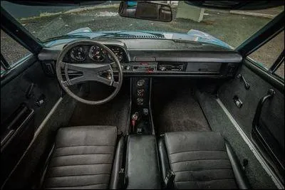 A qui cet intérieur d'une petite sportive qui bien que siglée d'une grande marque, a eu peu de succès?