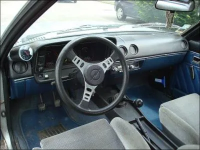 Triste à mourir cet intérieur ! Pourtant ce coupé avait une ligne plutôt sympa et un petit palmarès en course.......il provient de quel véhicule?