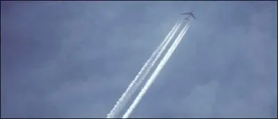 Si la traînée blanche d'un avion reste longtemps dans le ciel, c'est un signe :