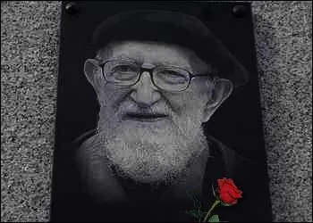 Avant de fonder Emmaüs, quelle fonction politique exerça l'Abbé Pierre en 1946 ?