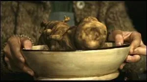 Qu'arrive-t-il ensuite à cette « chose » lorsque le commandant la découvre sous le lit de sa femme ?