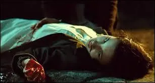 Mercédes la trouve mourante, elle lui fredonne une berceuse. Que se passe-t-il ?