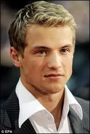 Comment se nomme l'autre élève qui postule également pour le poste de gardien au Quidditch ? (en plus de Ron)