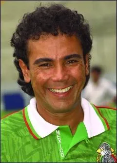 Quel est le surnom de la légende du football mexicain, Hugo Sánchez ?