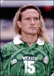 Luis Hernández et sa crinière blonde ont fait sensation lors du Mondial 1998. Il est connu comme :