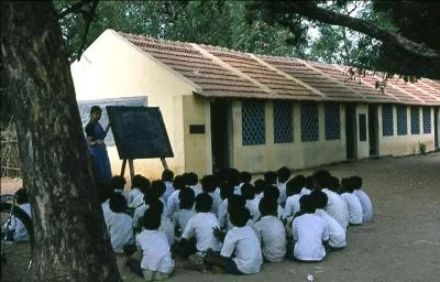 Quel pays a promulgué une loi visant à rendre l'école obligatoire et gratuite pour tous, le premier avril 2010 ?