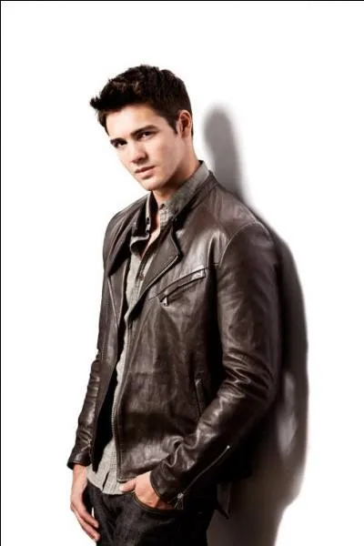 Comment s'appelle le frère d'Elena ?