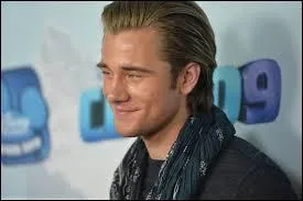 Quels sont les titres de deux de ses chansons sorties en 2009 et faisant partie de son EP "Let Your Love Out" ?