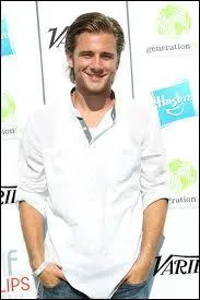 Dans quel film joue-t-il le rôle de Ryan Bean en compagnie d'Olivia Holt ?