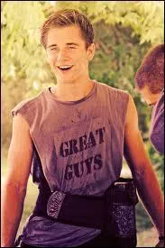 Dans quelle série joue-t-il Dillon, le petit ami d'Olivia ?