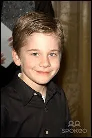 Dans quelle série joue-t-il le rôle de Bruce ?