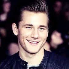 Quel est le titre de sa chanson en featuring avec Dove Cameron ?