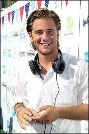 De quelle nationalité est-il ?