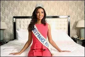 Où a-t-elle passé son enfance et son adolescence ?