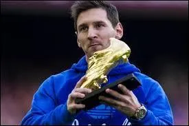 Quels sont les endroits où il joue au foot ?