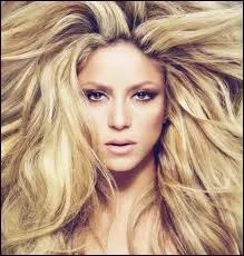 Shakira a été la première artiste à avoir une chanson en tête du top 40 et du Latin Charts ; laquelle ?