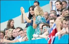 Quelle est la soci�t� qui a publi� les photos sans la permission de Val�rie, qui lance par la suite une p�tition pour qu'elle conserve son titre de Miss ?