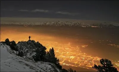 Qui chantait "A certaines heures de la nuit, quand le coeur de la ville s'est endormi, il flotte un sentiment comme une envie, ce rêve en nous, avec ces mots à lui" ?