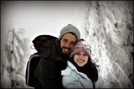 Où suit-elle des cours d'art dramatique musicaux, depuis son adolescence ?