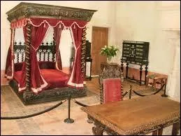 Suivez-moi ! Mais chuuut ! On rentre dans ...