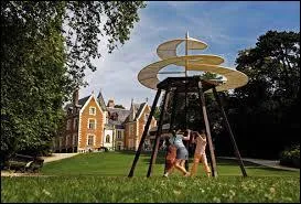 Au revoir les amis, la visite est terminée ! 

Sortez, respirez un bol d'air frais, ça vous changera de l'air lourd et vieux du château ! Allez dans ...