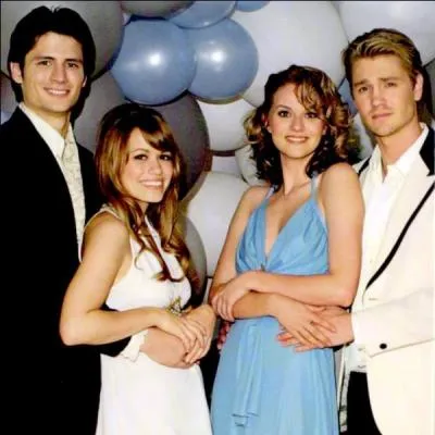 Dans quelle ville se sont-ils incrustés pendant un bal de promo?