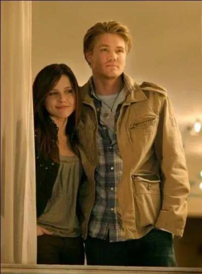 Avec qui Lucas trompe-t-il Brook à plusieurs reprises?