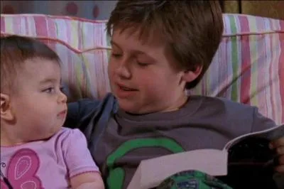 Comment s'appelle la petite sur de Jamie dans la saison 9?